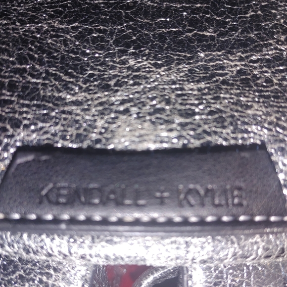 Kendall - Kylie Silver Sparkle Purse Knap Sack - Picture 6 of 6